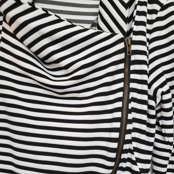 Black and white striped sweater - Picture 3 of 5